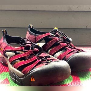Keen Water Hiking Cinch Close Composite Toe Maroon Red Black Sandals Size 8